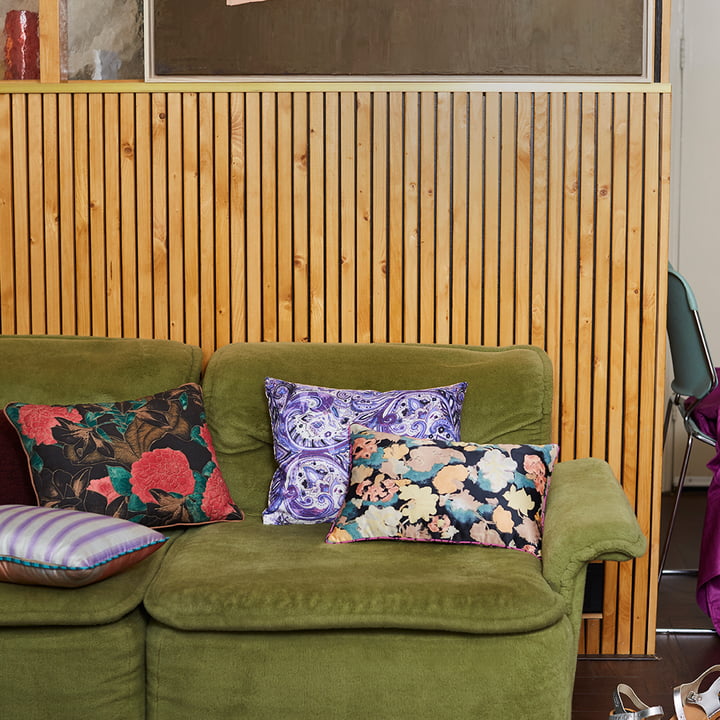Die DORIS Vintage Kissen von HKliving auf einem grünen Sofa