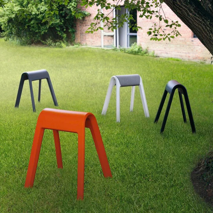 Der Sitzbock von Wilkhahn im Freien auf dem Rasen