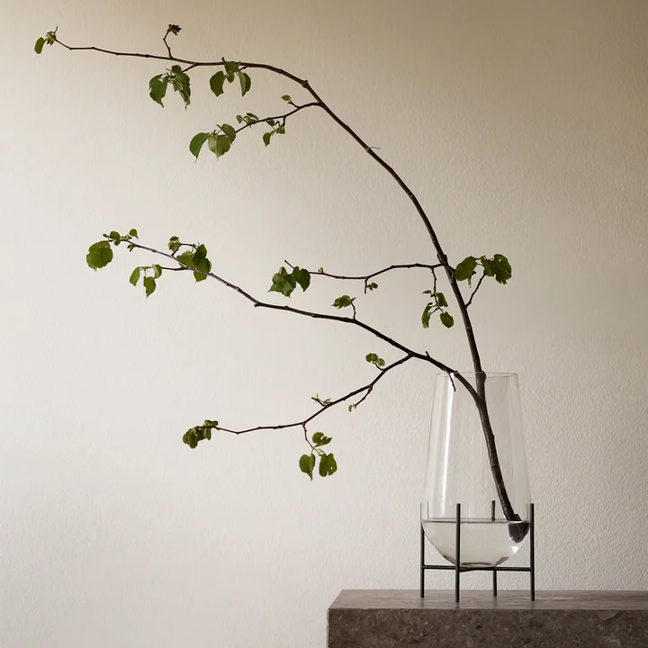 Die klare Echasse Vase von Audo mit großen Zweigen