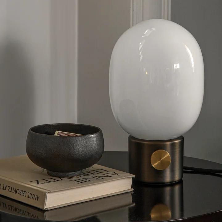 Die JWDA Tischleuchte von Audo mit Messing-Sockel