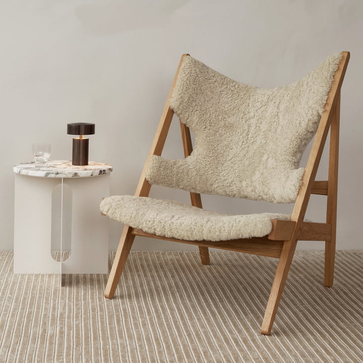 Der gemütliche Knitting Chair von Audo neben dem Androgyne Beistelltisch