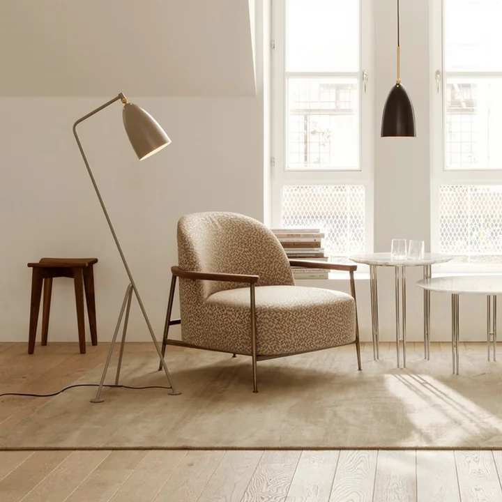 Gräshoppa Stehleuchte GM1 von Gubi in olive braun