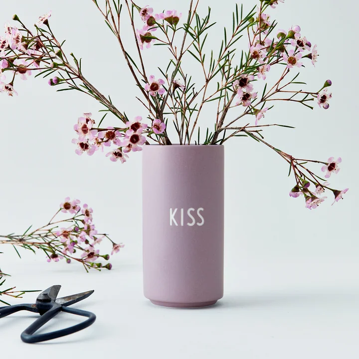 AJ Favourite Porzellan Vase von Design Letters, Kiss / lavendel