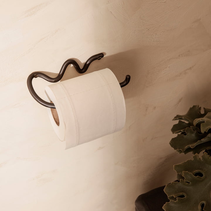 Curvature Toilettenpapierhalter von ferm Living in schwarz