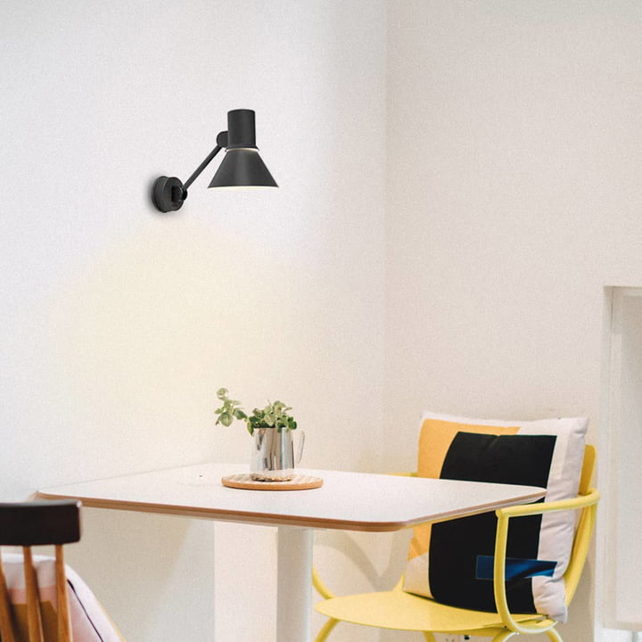Die Type 80 Wandleuchte W2 von Anglepoise am Arbeitsplatz