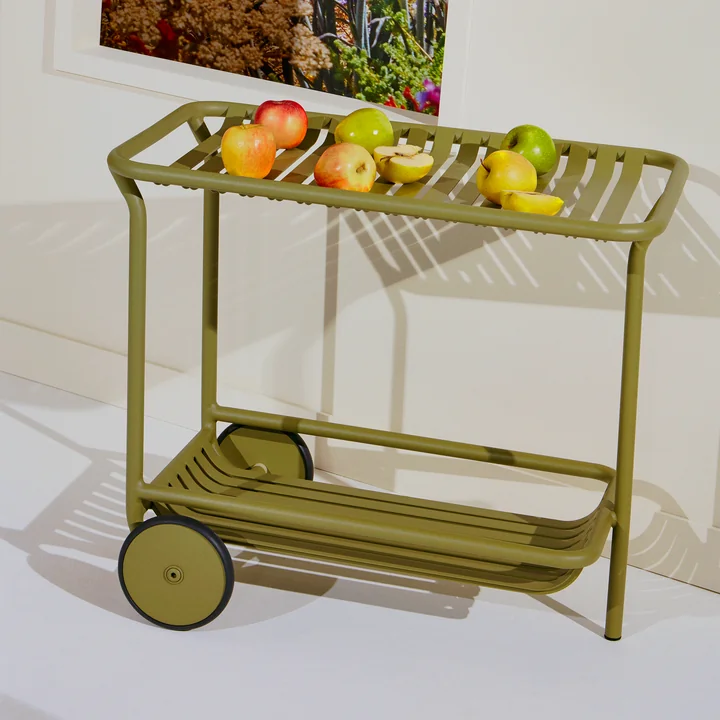 Der Week-End Trolley Outdoor von Petite Friture mit Obst