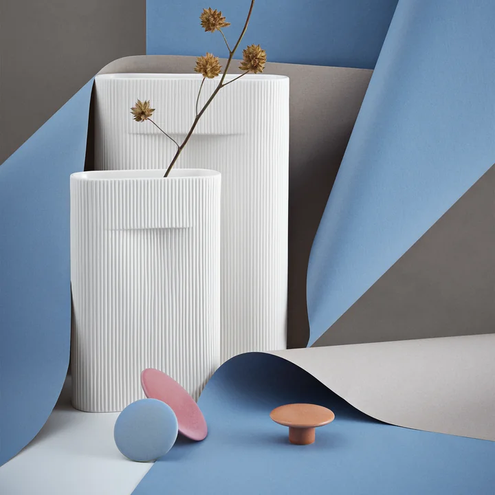 Ridge Vase, off-white und Wandhaken The Dots von Muuto