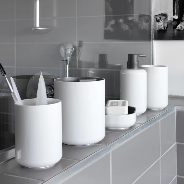 Die Lunar Deckeldosen von Authentics auf der Ablage im Bad