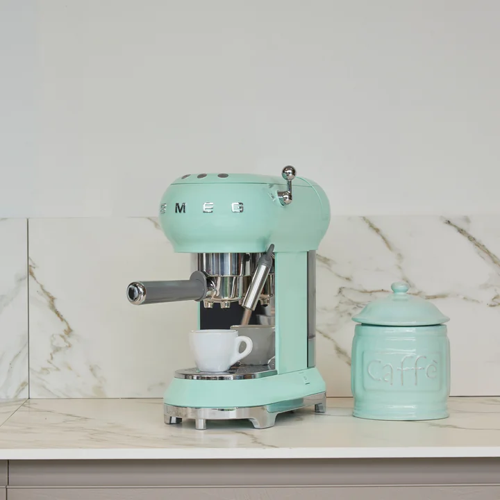 Espresso-Kaffeemaschine mit Siebträger von Smeg