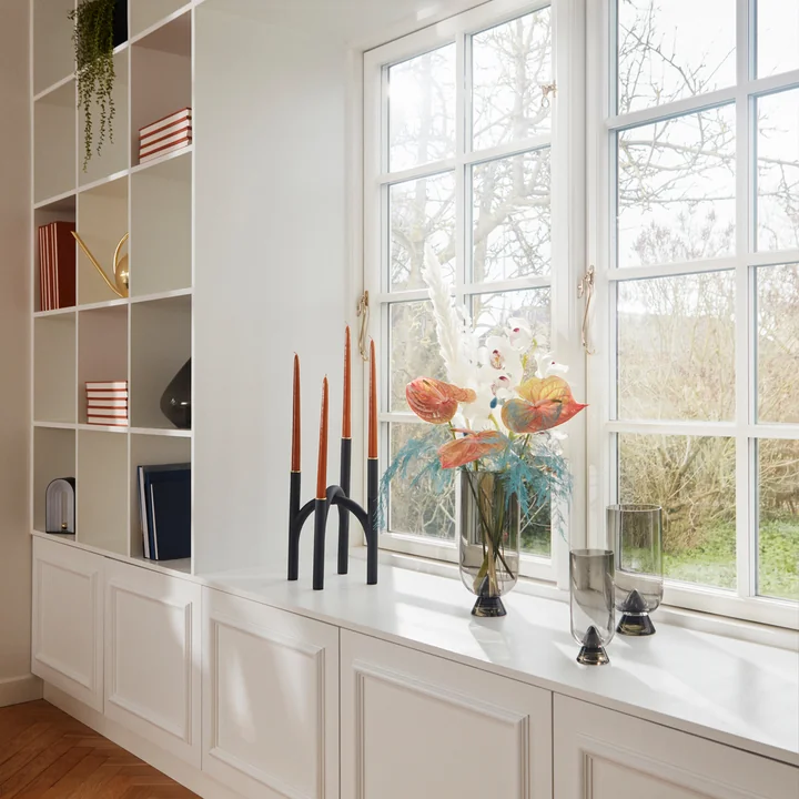 Der kleine Angui Kerzenhalter von AYTM auf der Fensterbank