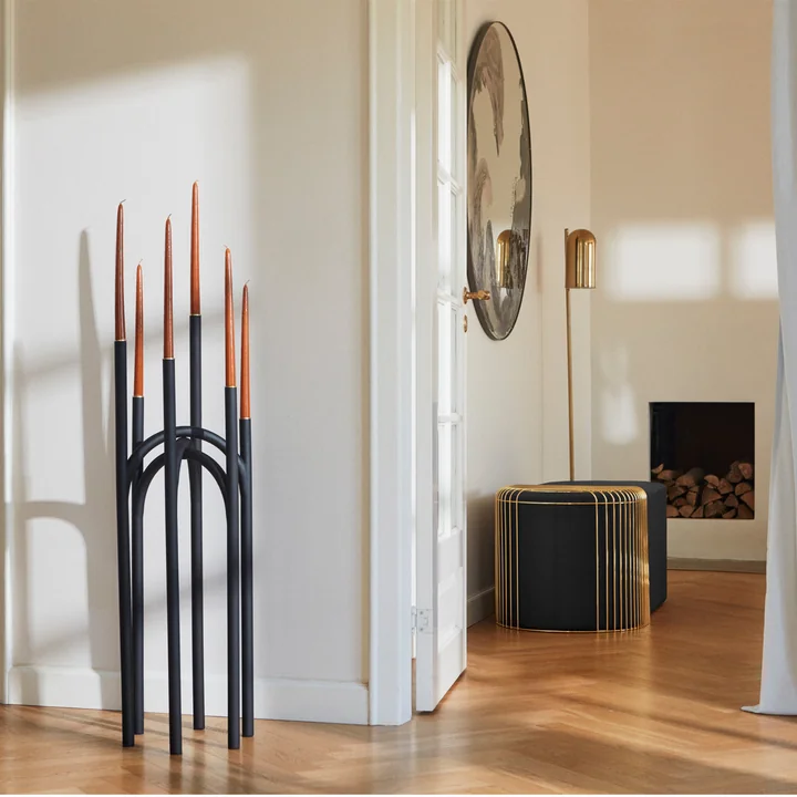 Der Angui Kerzenhalter von AYTM auf dem Boden im Wohnzimmer