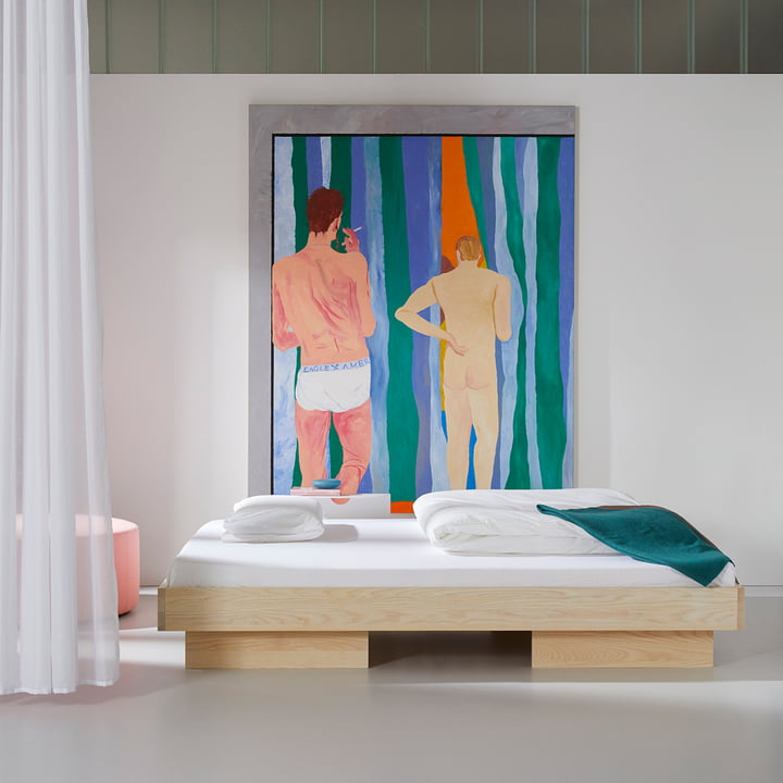 Minimalistisch gestaltetes Bett aus Holz