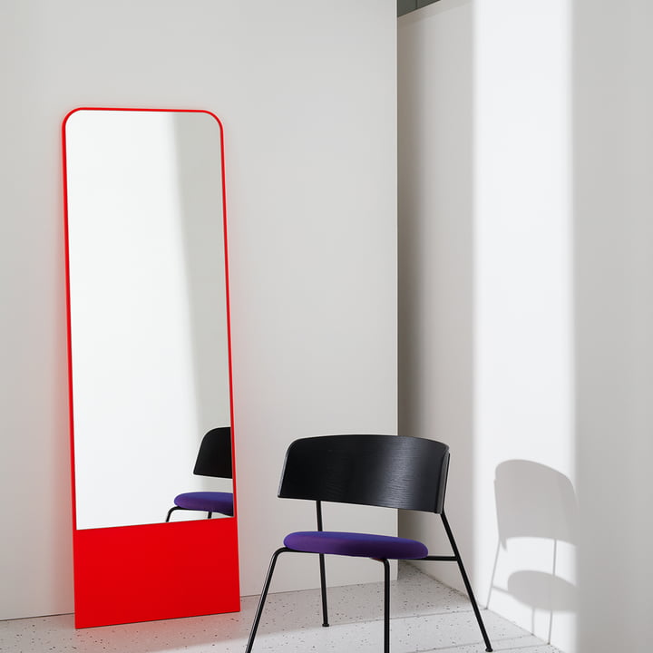 Stylischer Spiegel in Rot