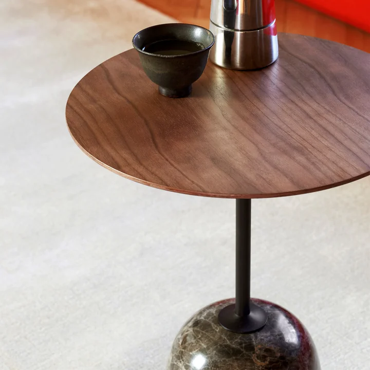 Edler und zeitloser Beistelltisch aus Holz und Marmor