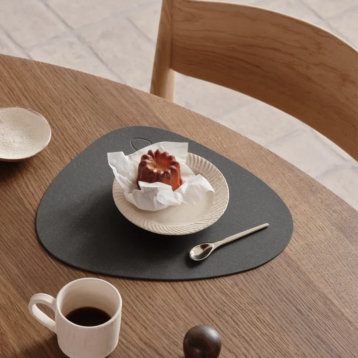 Zeitloser Stil auf dem Esstisch