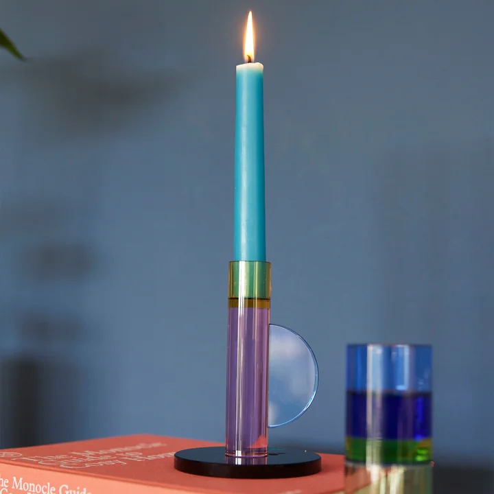Farbenfroher Kerzenhalter aus Glas 