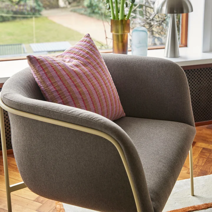 Minimalistischer Loungestuhl im Wohnzimmer