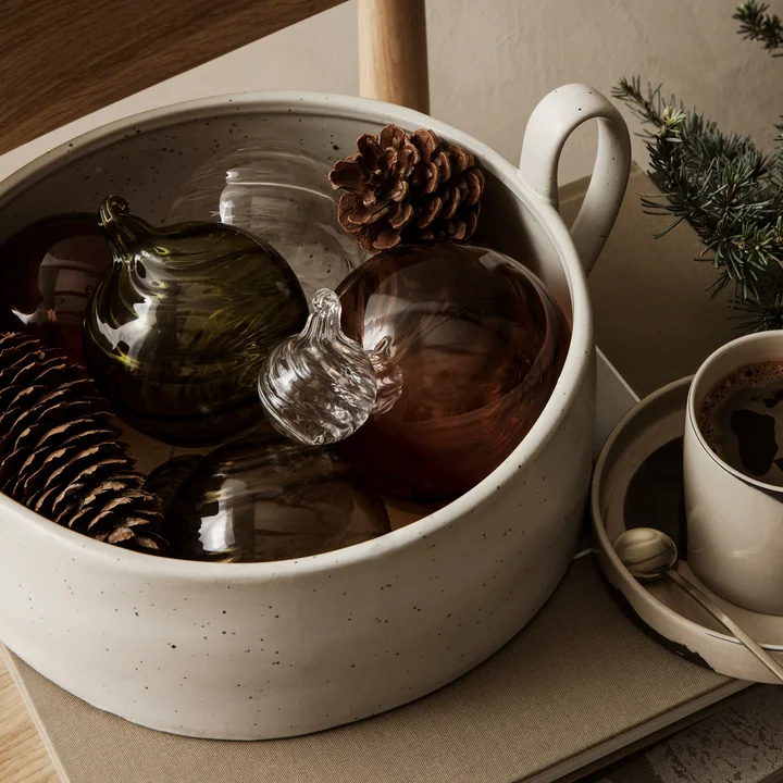 Twirl Christbaumkugeln und Flow Obstschale von Ferm Living