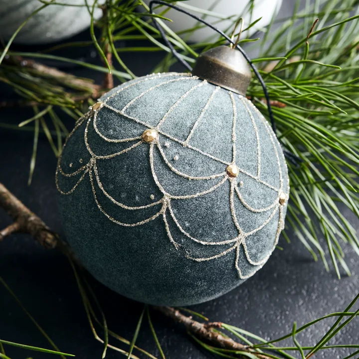 Velour Christbaumkugel von House Doctor in der Farbe dusty green