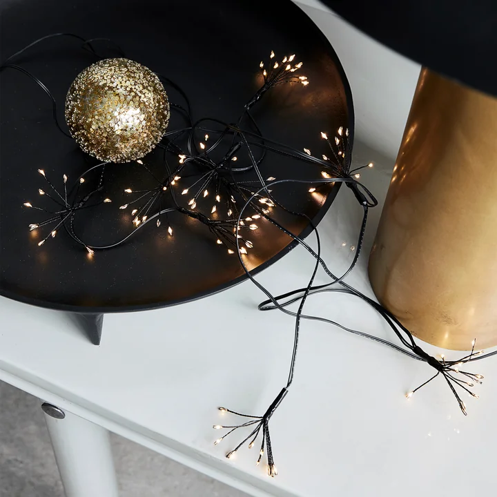 Stars Lichterkette und Chosen Christbaumkugel von House Doctor 