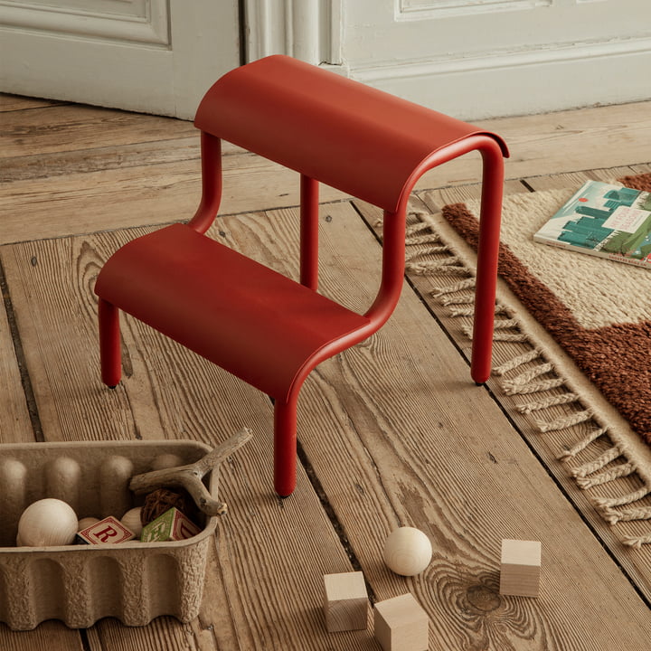 Up Step Multifunktionaler Hocker von ferm Living in der Farbe poppy red