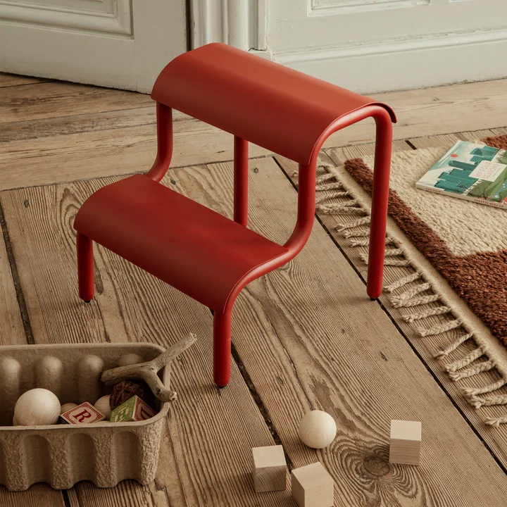 Up Step Multifunktionaler Hocker von Ferm Living in der Farbe poppy red