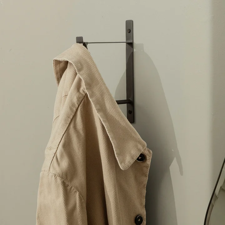 Kleider Wandhaken von Ferm Living in der Ausführung Messing schwarz