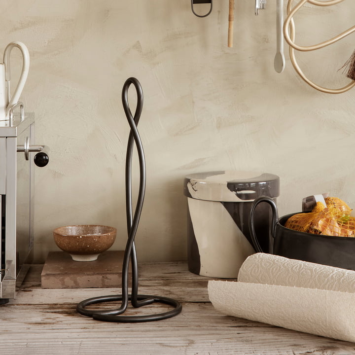 Curvature Küchenrollenhalter von Ferm Living in der Farbe schwarz