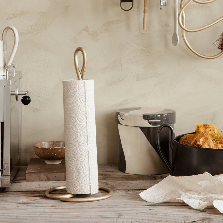 Curvature Küchenrollenhalter von Ferm Living in der Ausführung Messing