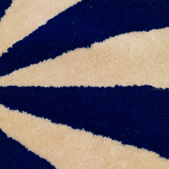 Arch Getufteter Teppich vom Ferm Living in der Ausführung blau / off-white