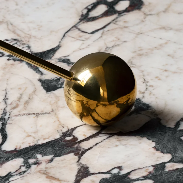 Detail des Interconnect Kerzenständers aus Messing