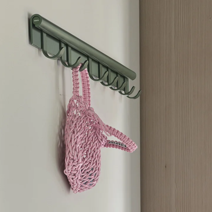 Coil Wandgarderobe von Muuto in der Farbe dunkelgrün