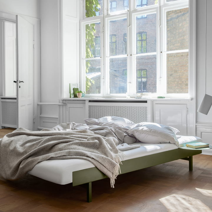 Bett von Moebe in pine green