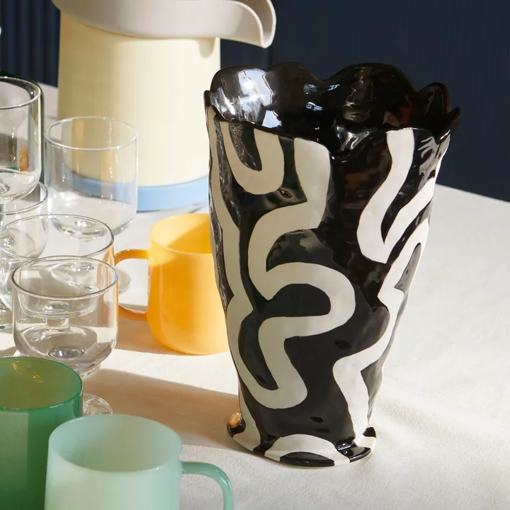 Jessica Hans Shadow Vase in den Farben schwarz / weiß