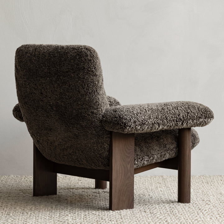 Audo - Brasilia Lounge Chair, Eiche dunkel / Schafsfell