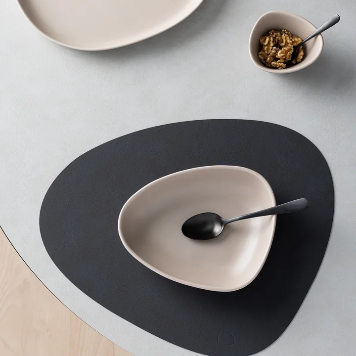 Curve Stoneware Teller von Lind DNA
