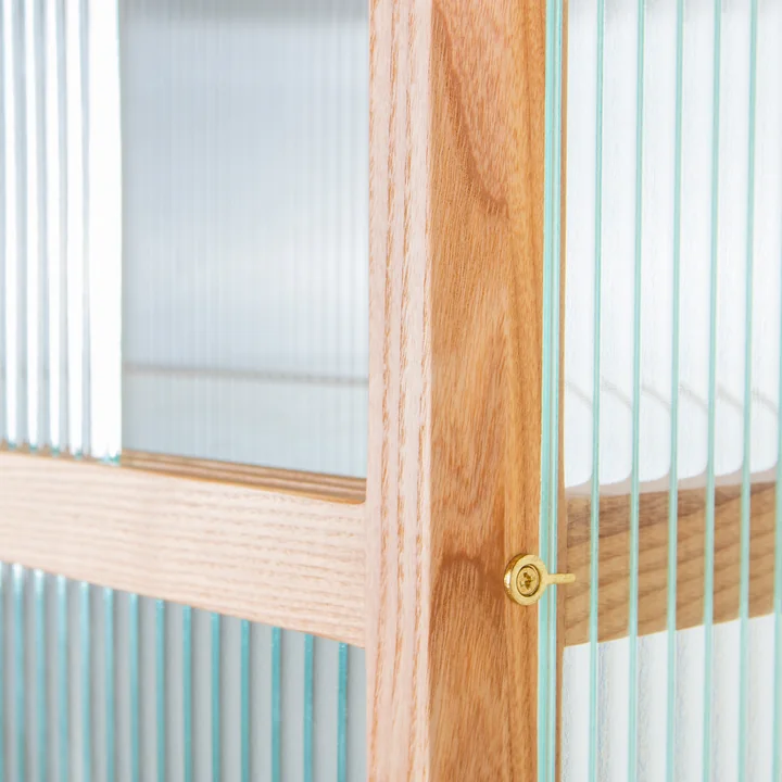 Vitrine aus Holz mit geripptem Glas von HKliving in der Ausführung natur