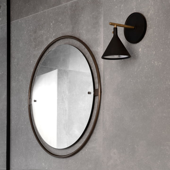 Nimbus Spiegel von Audo in der Ausführung Messing brüniert und Cast Sconce Wandleuchte mit Dimmer in der Farbe schwarz