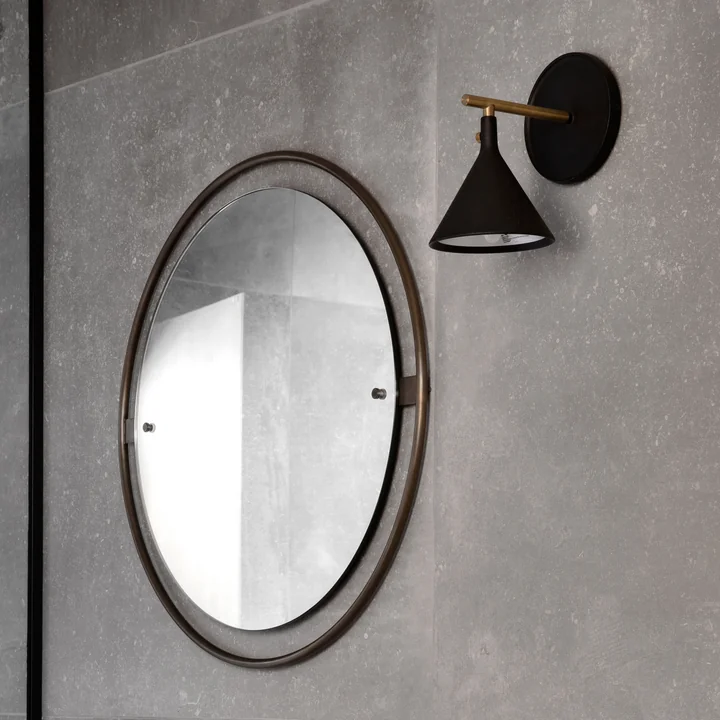 Nimbus Spiegel von Audo in der Ausführung Messing brüniert und Cast Sconce Wandleuchte mit Dimmer in der Farbe schwarz