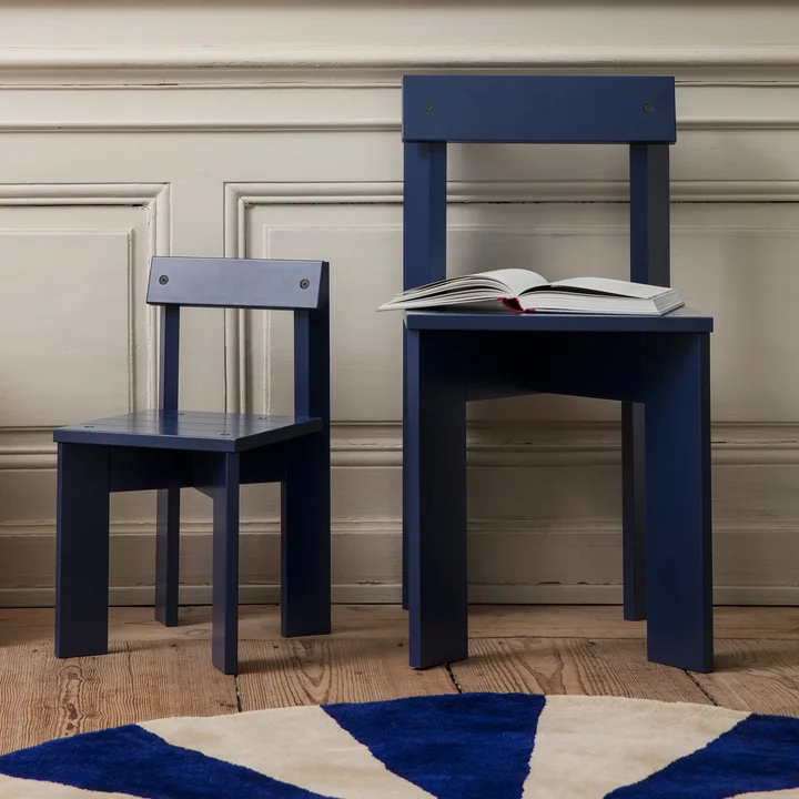 Ark Stuhl und Kinderstuhl, blau von Ferm Living