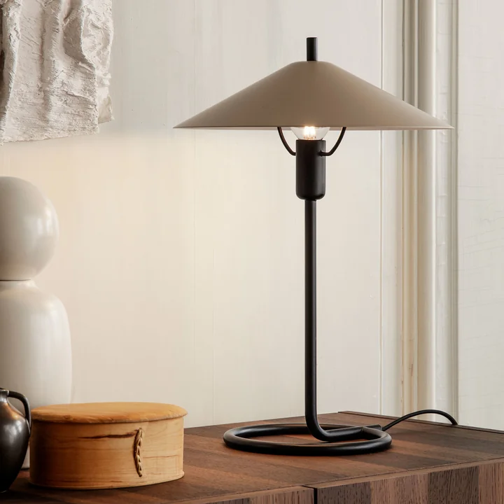 Filo Tischleuchte, schwarz / cashmere von Ferm Living