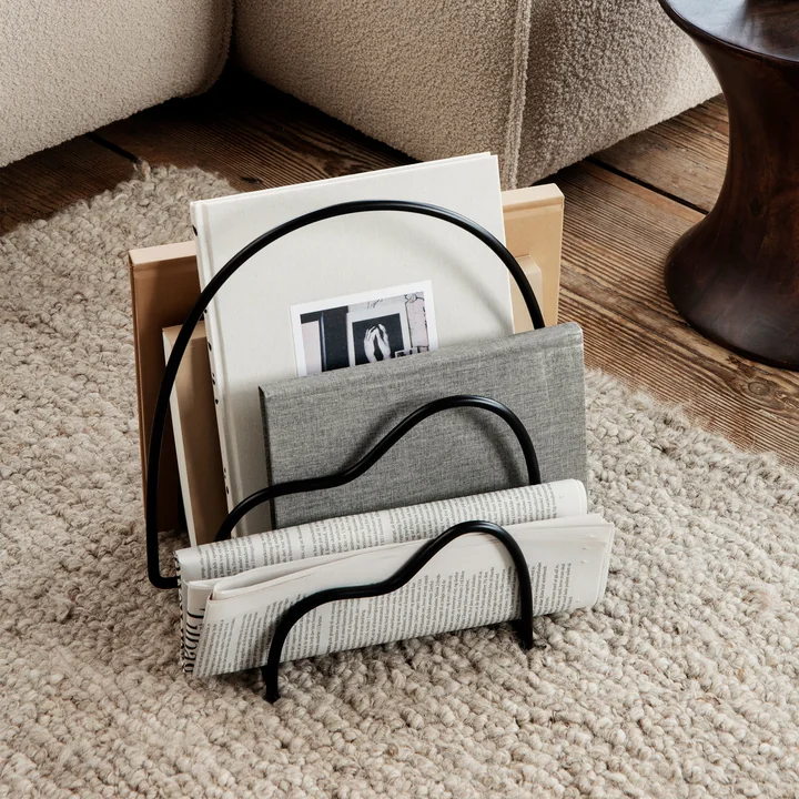 Lithos Magazinständer von Ferm Living in der Farbe schwarz