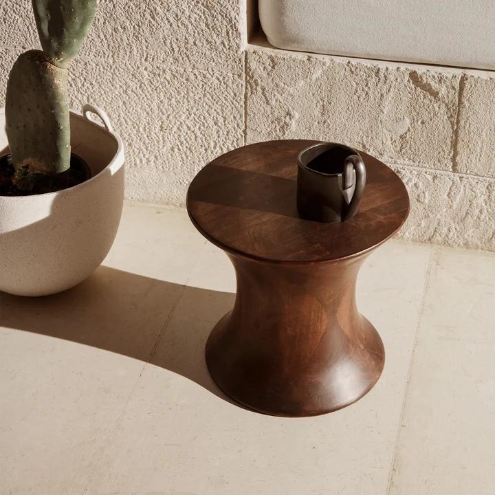 Spin Hocker von Ferm Living in der Farbe braun