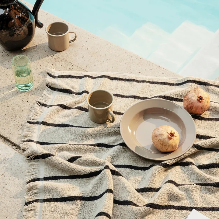 Yard Picknick Geschirr Set von Ferm Living in der Farbe cashmere