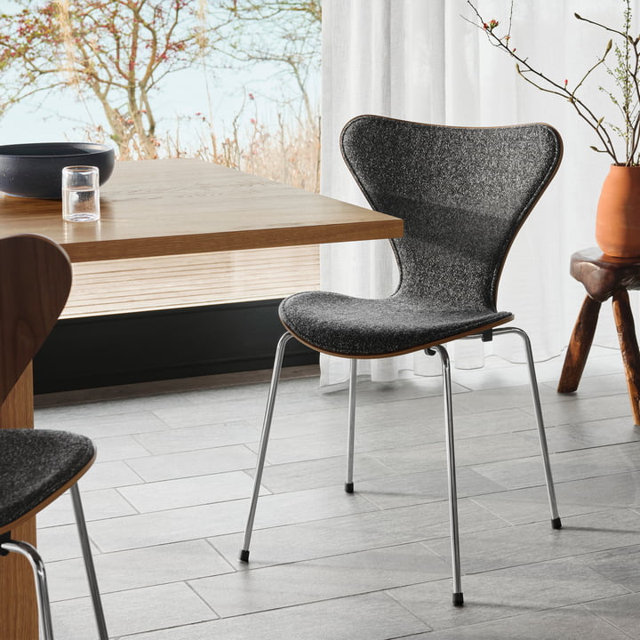 Serie 7, Vanir Granite, braun / Gestell Chrome von Fritz Hansen