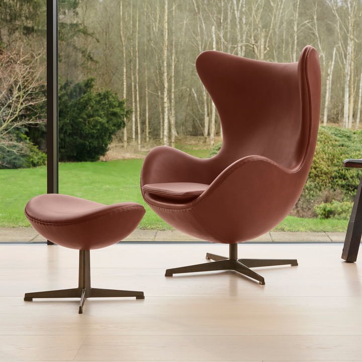 Egg Chair und Fußbank, Leder kastanienbraun von Fritz Hansen