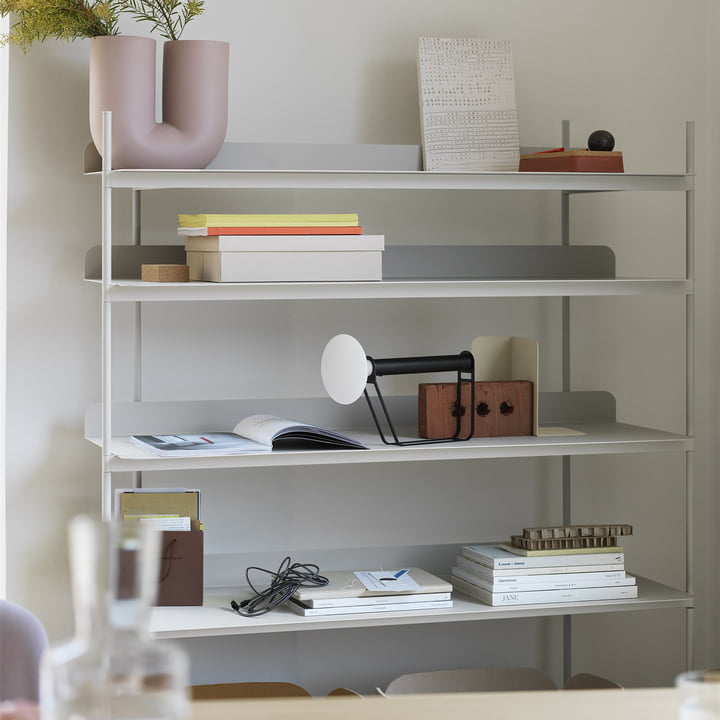 Piton LED Akkuleuchte und Compile Shelving von Muuto