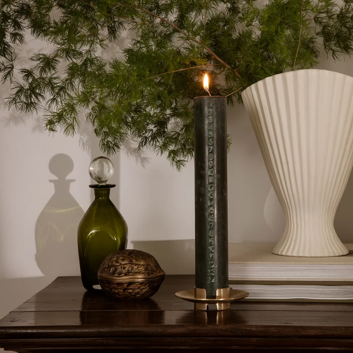Pure Advent Kalenderkerze und Fountain Vase von Ferm Living