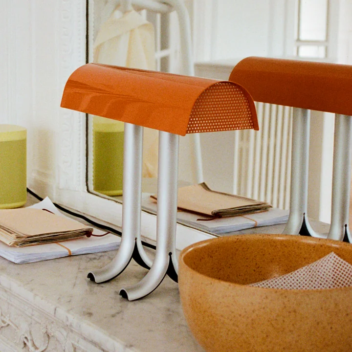 Anagram Tischleuchte, charred orange von HAY