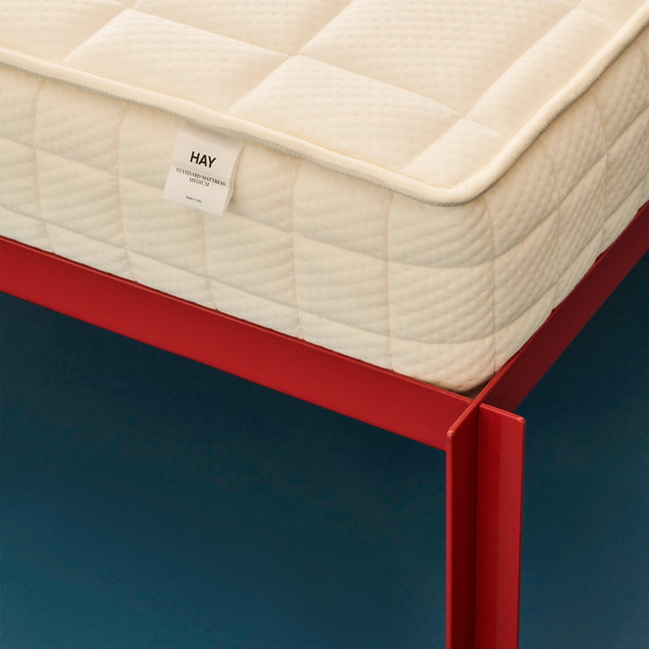 Standard Matratze auf Connect Bett, maroon red von Hay